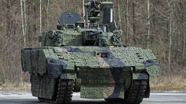 英国防大臣发誓：美国要修复卖给英军的新型战车 它让士兵“耳聋”
