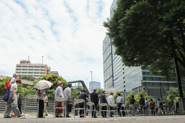 等待接种疫苗的东京民众
