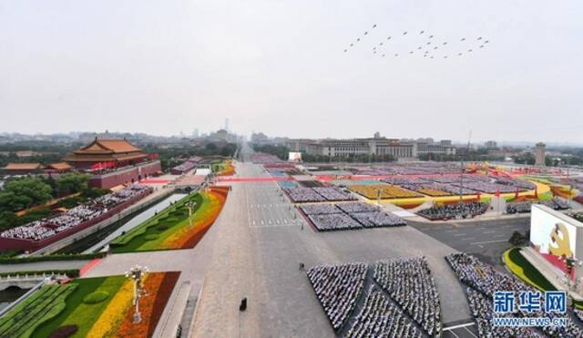  7月1日上午，庆祝中国共产党成立100周年大会在北京天安门广场隆重举行。这是大会开始前的飞行庆祝表演。新华社记者李贺摄
