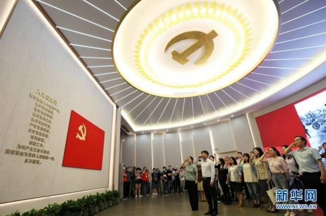  6月3日，党员在全新开馆的上海中共一大纪念馆里重温入党誓词。新华社记者刘颖摄