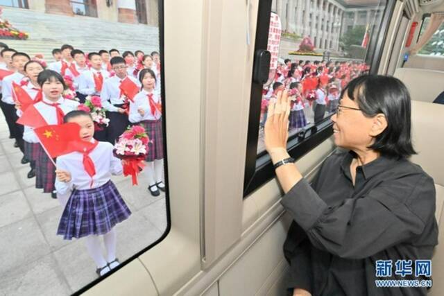  6月29日，庆祝中国共产党成立100周年“七一勋章”颁授仪式在北京人民大会堂金色大厅隆重举行。这是“七一勋章”获得者张桂梅向青少年致意。新华社记者岳月伟摄