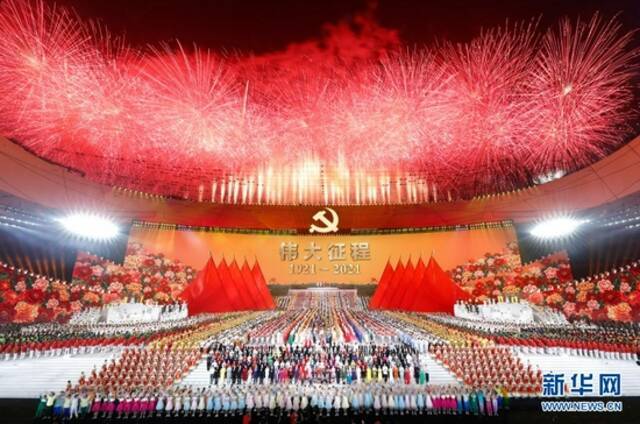  6月28日晚，庆祝中国共产党成立100周年文艺演出《伟大征程》在国家体育场盛大举行。新华社记者黄敬文摄