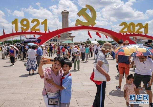 7月3日，游客在北京天安门广场拍照留念。新华社记者彭子洋摄