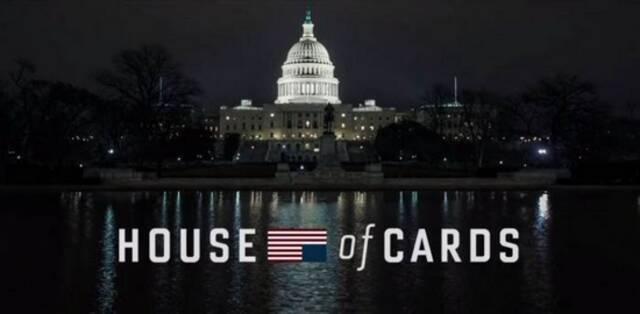 《纸牌屋》(House of Cards)是网飞公司Netflix，在原创内容上的第一笔大投资，实际上这是一步对英国电视剧的美国翻拍剧。