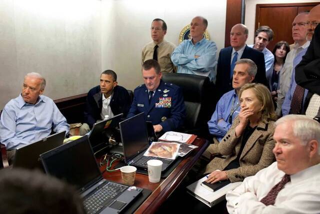 ▲ 2011年5月1日，奥巴马、拜登、希拉里等人在白宫观看“击毙本・拉登”行动直播。