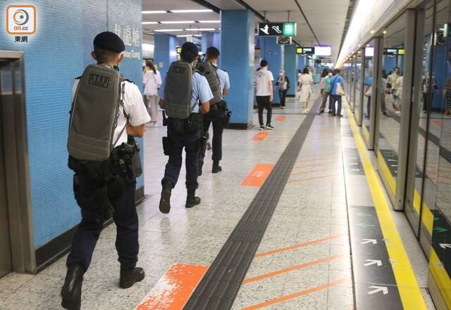 香港反恐特勤队首度派出便装警员 在港铁站及法院巡逻