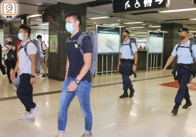 香港反恐特勤队首度派出便装警员 在港铁站及法院巡逻