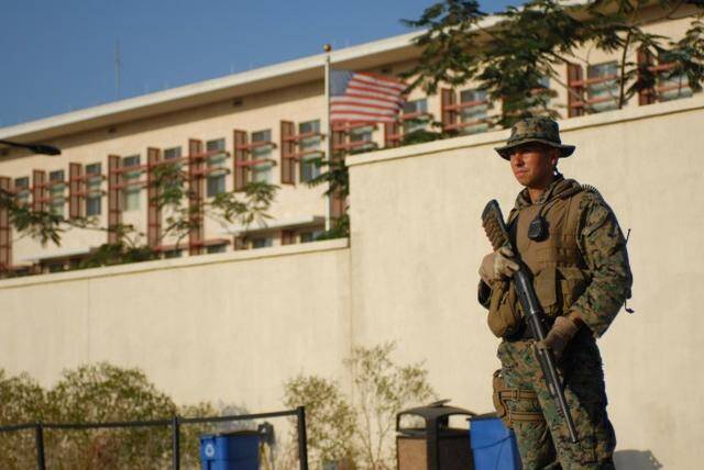 保卫美国驻海地大使馆的美国海军陆战队士兵