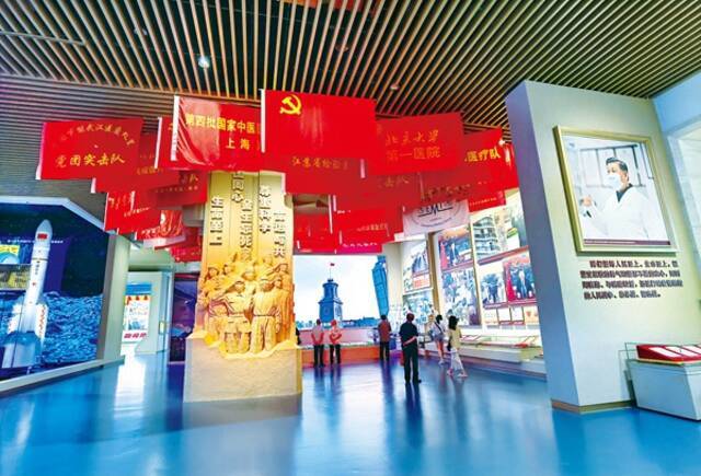 中国共产党历史展览馆7月15日起面向社会公众开放。图为观众在展览馆内参观。中央纪委国家监委网站马彦军摄