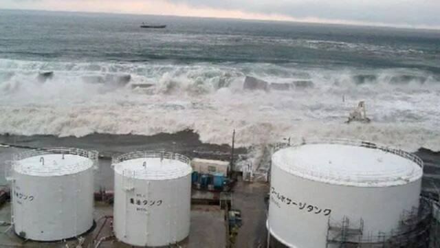 2011年3月11日，东日本大地震引发海啸，巨浪翻过海堤冲击福岛第一核电站。（资料图）