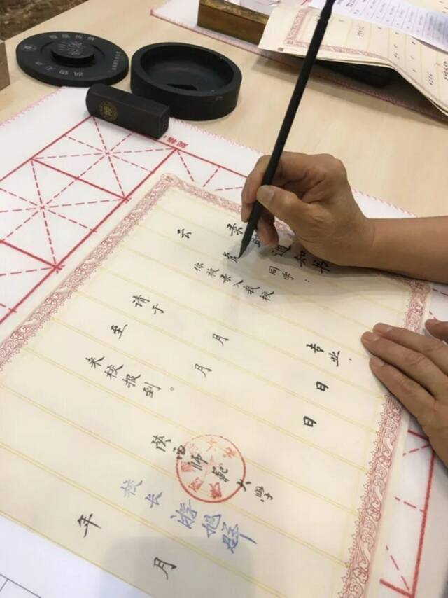 独一份！高校连续15年毛笔手写录取通知书，今年有不同