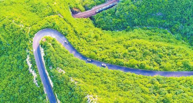 博爱县寨豁乡南太行山区，一条条盘山公路、通村道路纵横交错，延伸到大山深处。资料图片