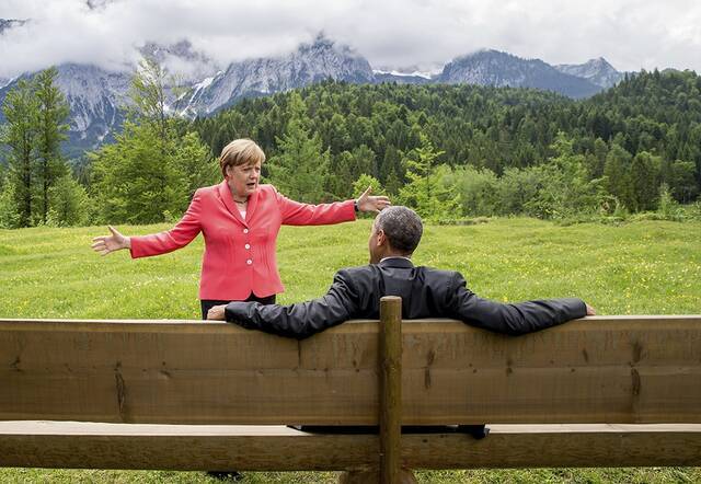 当地时间2015年6月8日，德国巴伐利亚州城堡酒店艾尔冒，七国集团峰会期间德国总理默克尔与美国时任总统奥巴马谈话。人民视觉图