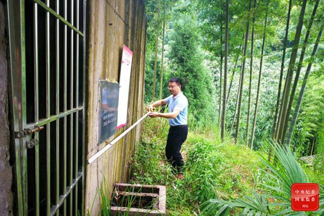 贵州省赤水市纪委监委紧盯工程建设领域存在隐患风险，深入一线精准把脉问诊，详细了解工程项目建设情况。图为该市纪检监察干部对农村饮水安全工程开展监督检查。（贵州省赤水市纪委监委陈启友摄）