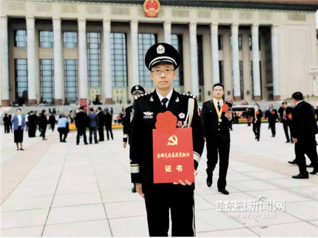 东莱街派出所党支部书记、所长刘学钢手捧全国先进基层党组织证书。