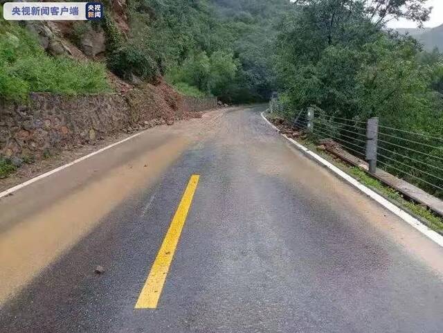 北京门头沟区一处山路有落石断路 现已恢复通行