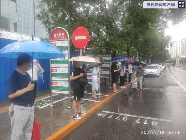 北京金安桥路段积水排除 地铁附近地面公交投入25部车辆转运乘客