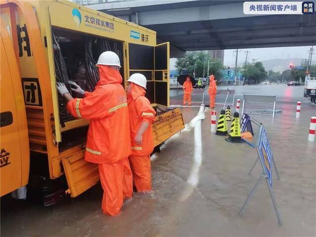 北京金安桥路段积水排除 地铁附近地面公交投入25部车辆转运乘客