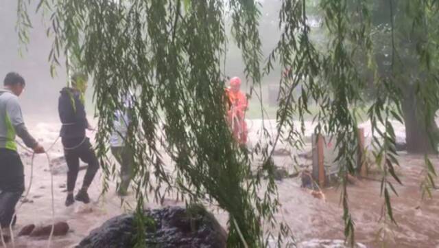 北京延庆一村庄山洪暴发3人河中抱树求生 消防员4小时营救