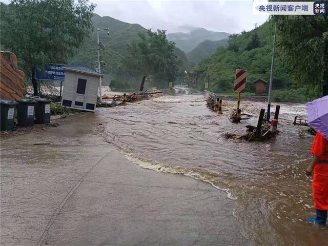 北京怀柔普降大到暴雨 多条道路出现塌方险情