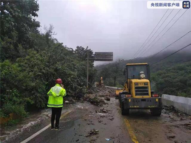 北京怀柔普降大到暴雨 多条道路出现塌方险情