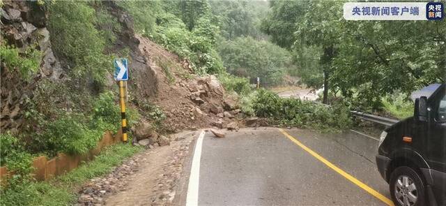 北京怀柔普降大到暴雨 多条道路出现塌方险情