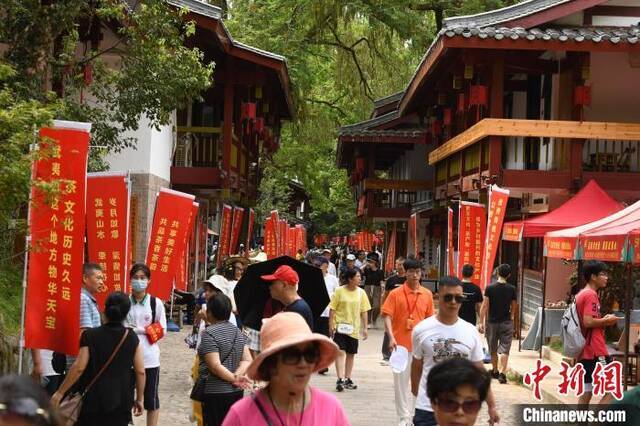 图为游客在武夷山景区旅游。王东明摄