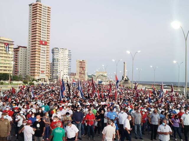 哈瓦那的海滨大道上的支持者人群，社交媒体有古巴支持者称有10万人参加此次游行图源：社交媒体