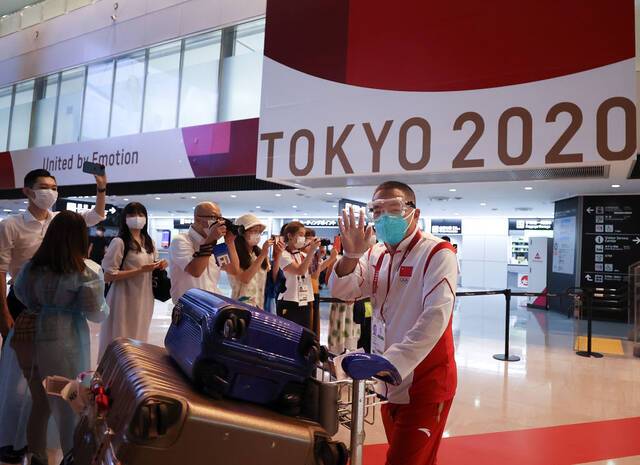 7月17日，中国乒乓球协会主席刘国梁抵达东京成田机场。新华社记者曹灿摄