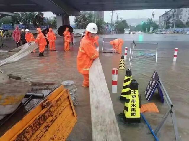 3米巨石飞落、多车被大水冲毁……警惕！未来三日，北京仍有雨