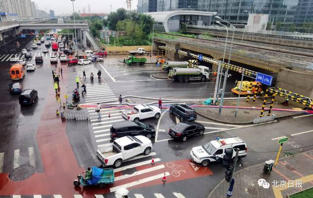 3米巨石飞落、多车被大水冲毁……警惕！未来三日，北京仍有雨