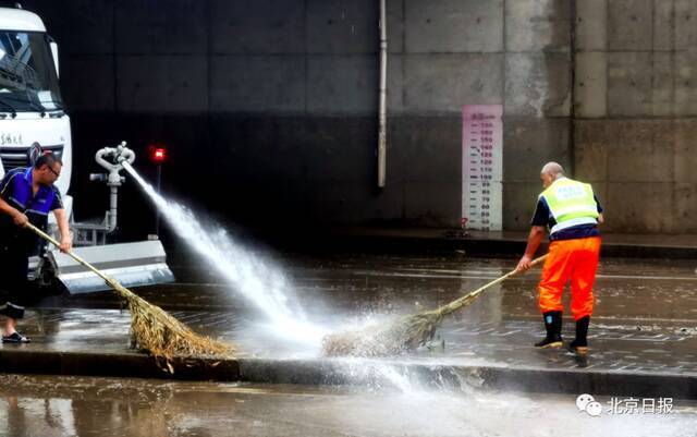 3米巨石飞落、多车被大水冲毁……警惕！未来三日，北京仍有雨