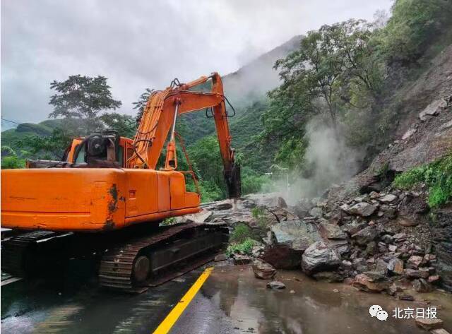 3米巨石飞落、多车被大水冲毁……警惕！未来三日，北京仍有雨