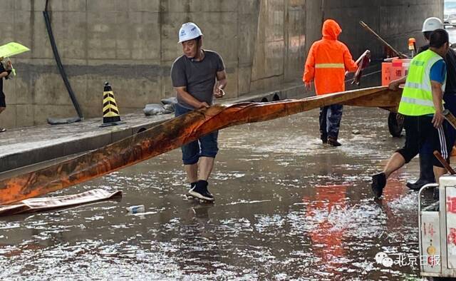 3米巨石飞落、多车被大水冲毁……警惕！未来三日，北京仍有雨