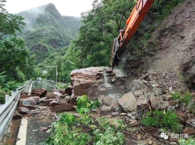 3米巨石飞落、多车被大水冲毁……警惕！未来三日，北京仍有雨