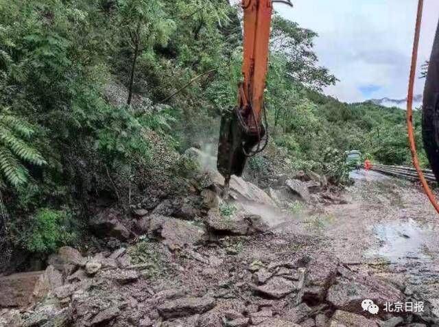 3米巨石飞落、多车被大水冲毁……警惕！未来三日，北京仍有雨