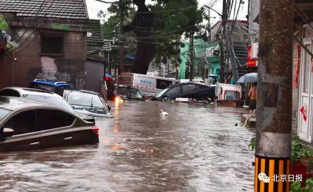 3米巨石飞落、多车被大水冲毁……警惕！未来三日，北京仍有雨