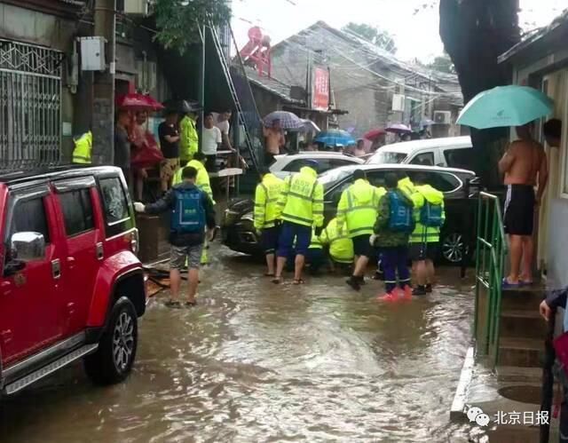 3米巨石飞落、多车被大水冲毁……警惕！未来三日，北京仍有雨