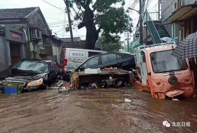 3米巨石飞落、多车被大水冲毁……警惕！未来三日，北京仍有雨