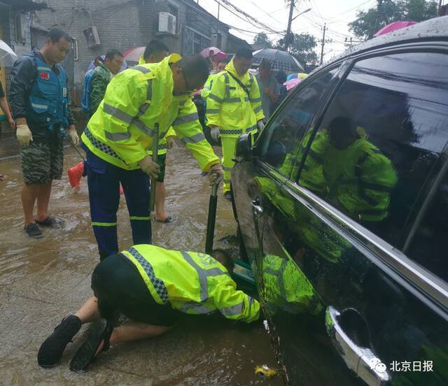 3米巨石飞落、多车被大水冲毁……警惕！未来三日，北京仍有雨