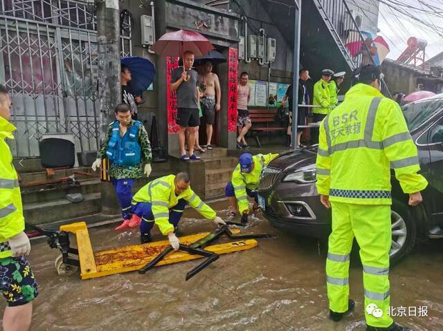 3米巨石飞落、多车被大水冲毁……警惕！未来三日，北京仍有雨