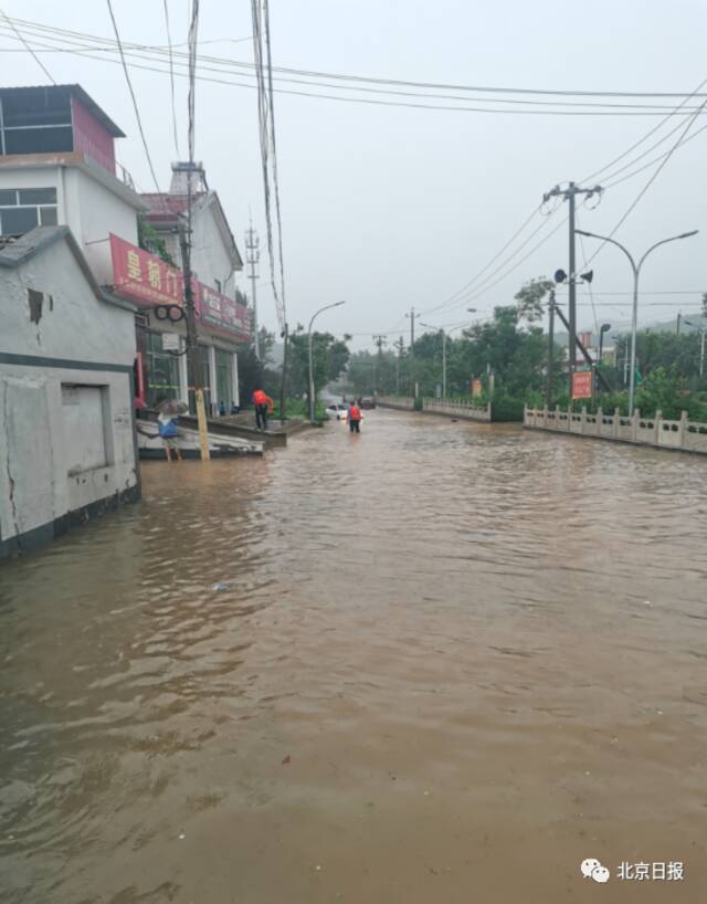 3米巨石飞落、多车被大水冲毁……警惕！未来三日，北京仍有雨