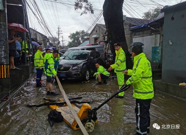 3米巨石飞落、多车被大水冲毁……警惕！未来三日，北京仍有雨