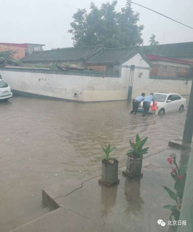 3米巨石飞落、多车被大水冲毁……警惕！未来三日，北京仍有雨