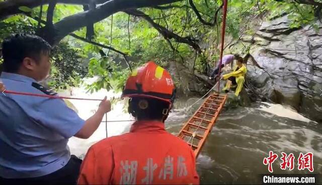 图为武汉消防架梯开展救援武汉市消防救援支队供图