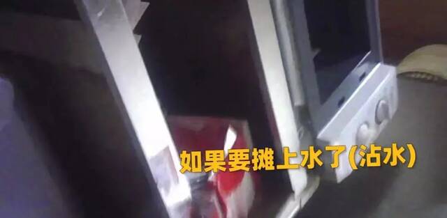 热搜第一！知名快餐店被曝恶心一幕！商家连夜致歉