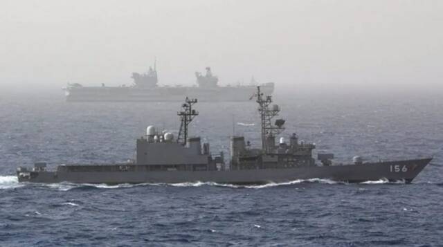 日本海上自卫队“濑户雾”号驱逐舰（舷号156）与“伊丽莎白女王”号在索马里海域进行编队训练