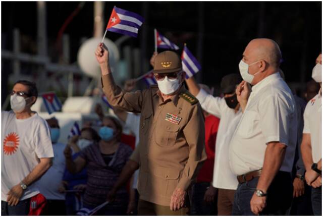 古巴政府组织大规模集会 90岁的劳尔-卡斯特罗手举古巴国旗也上街了！