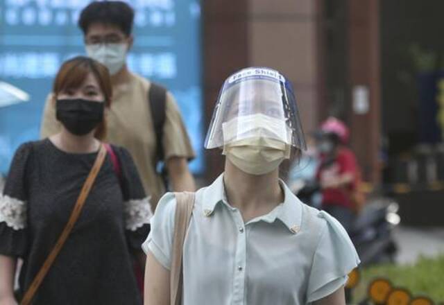 台北市民佩戴口罩出行