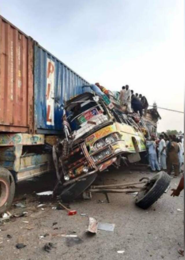 巴基斯坦客车与卡车相撞致29死46伤 车身严重变形